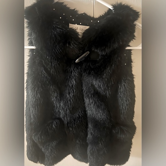 Zara Girls faux black vest with poker dot lining. Kids size 5/6. NWOT - Picture 1 of 5